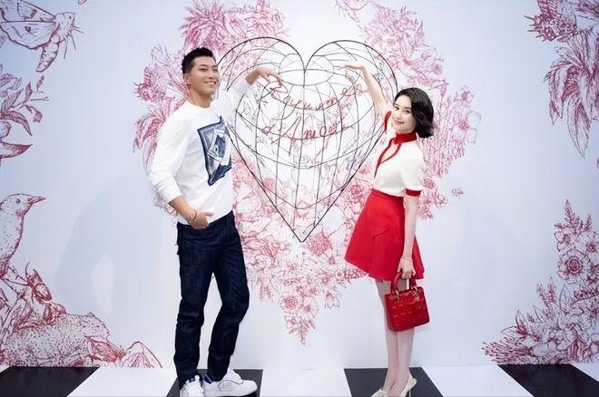 阿扎尔与当年被踢球童重聚并宣传其品牌，后者身家已超4000万